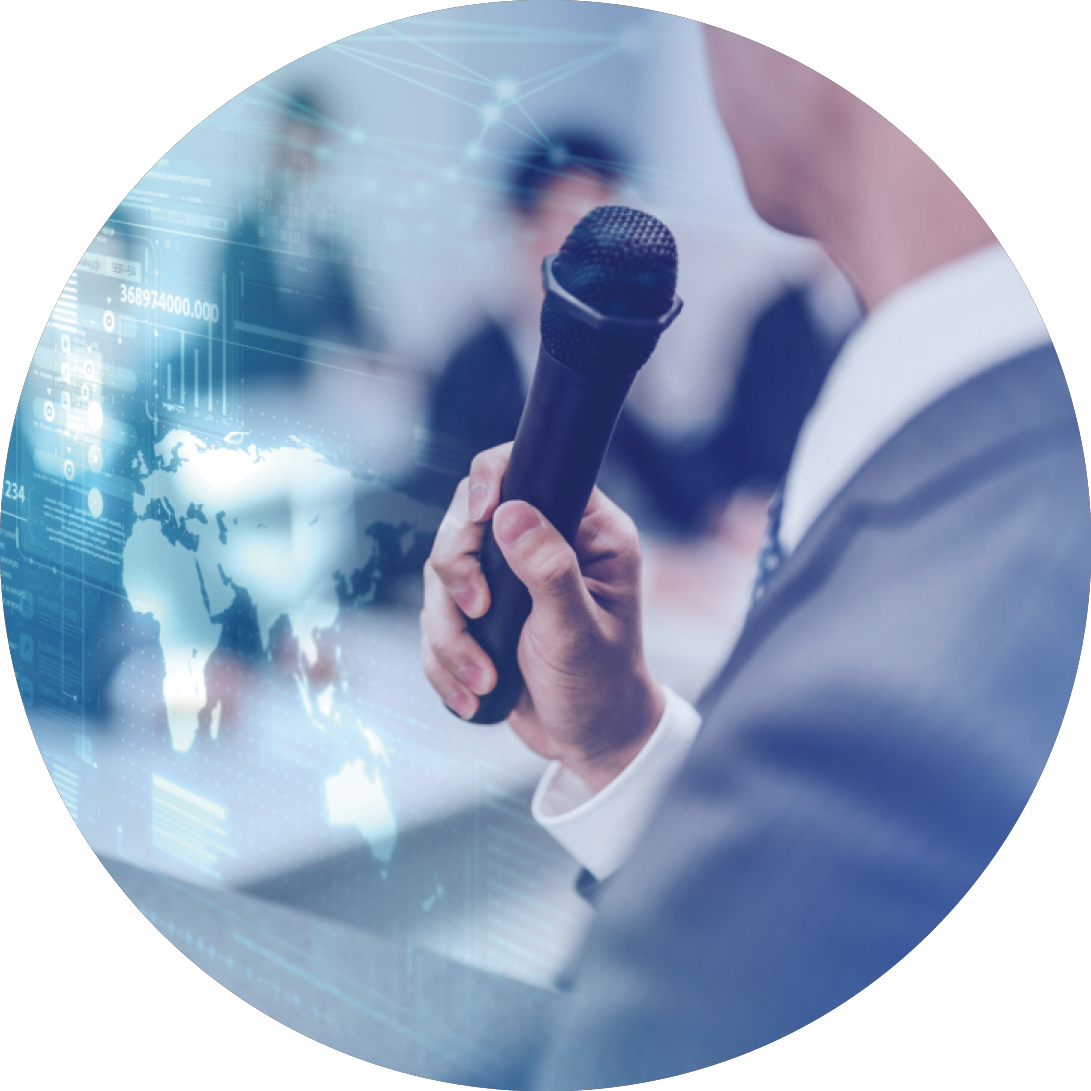 マイクをもつ男性